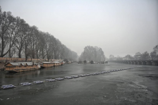 Kashmir reels under intense cold wave conditions, Srinagar records -7 deg C